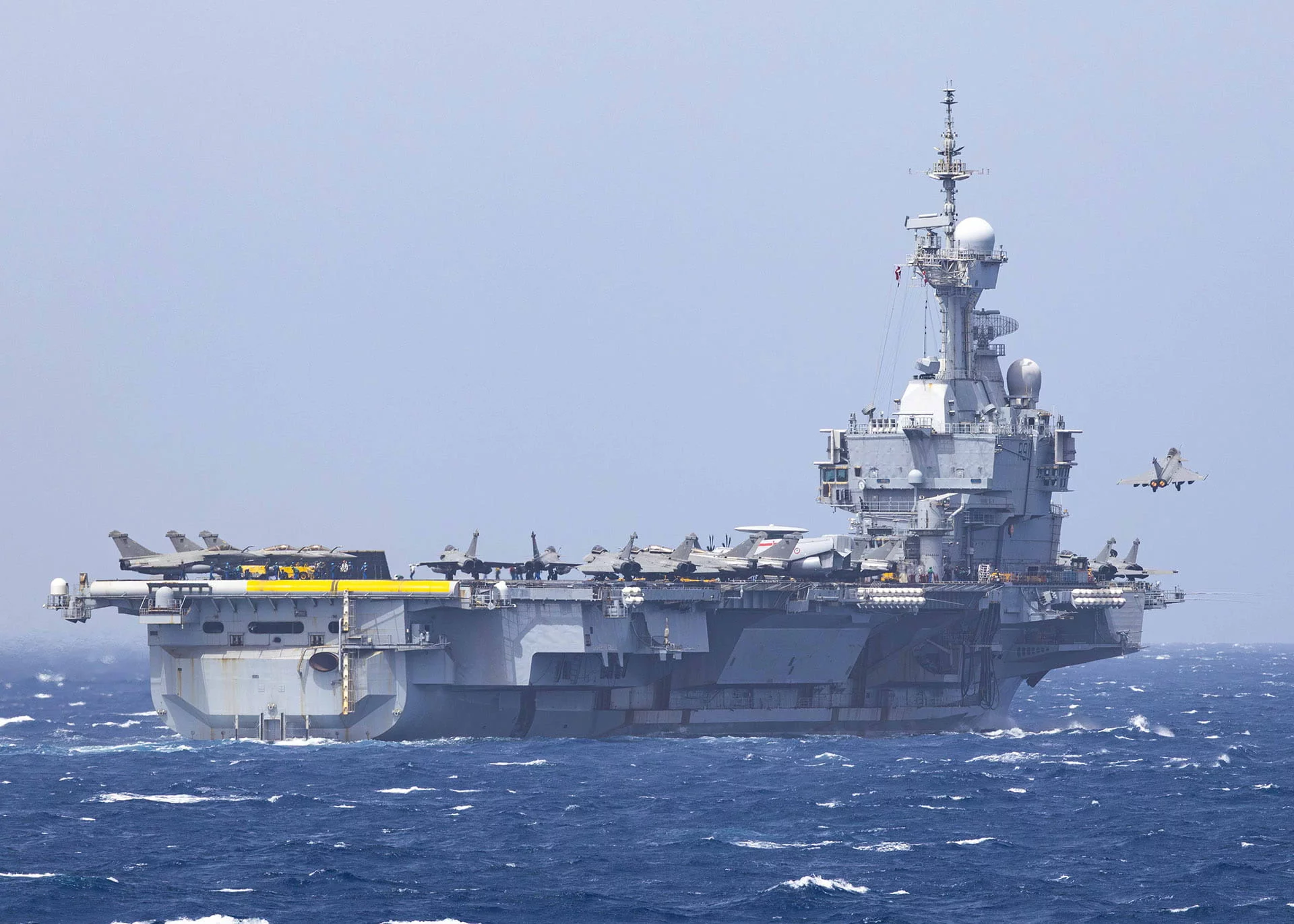 Un chasseur Rafale Marine décolle du porte-avions Charles de Gaulle