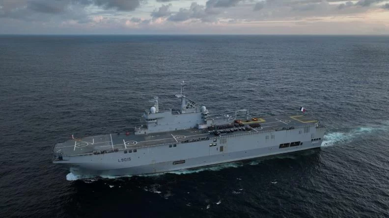 Le porte-hélicoptères amphibie Dixmude