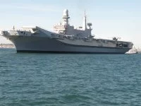 Arrivée du porte-aéronefs italien Cavour dans la rade de Toulon