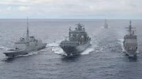 La frégate Bretagne, le ravitailleur allemand FGS Frankfurt-am-Main et le croiseur américain USS Princeton