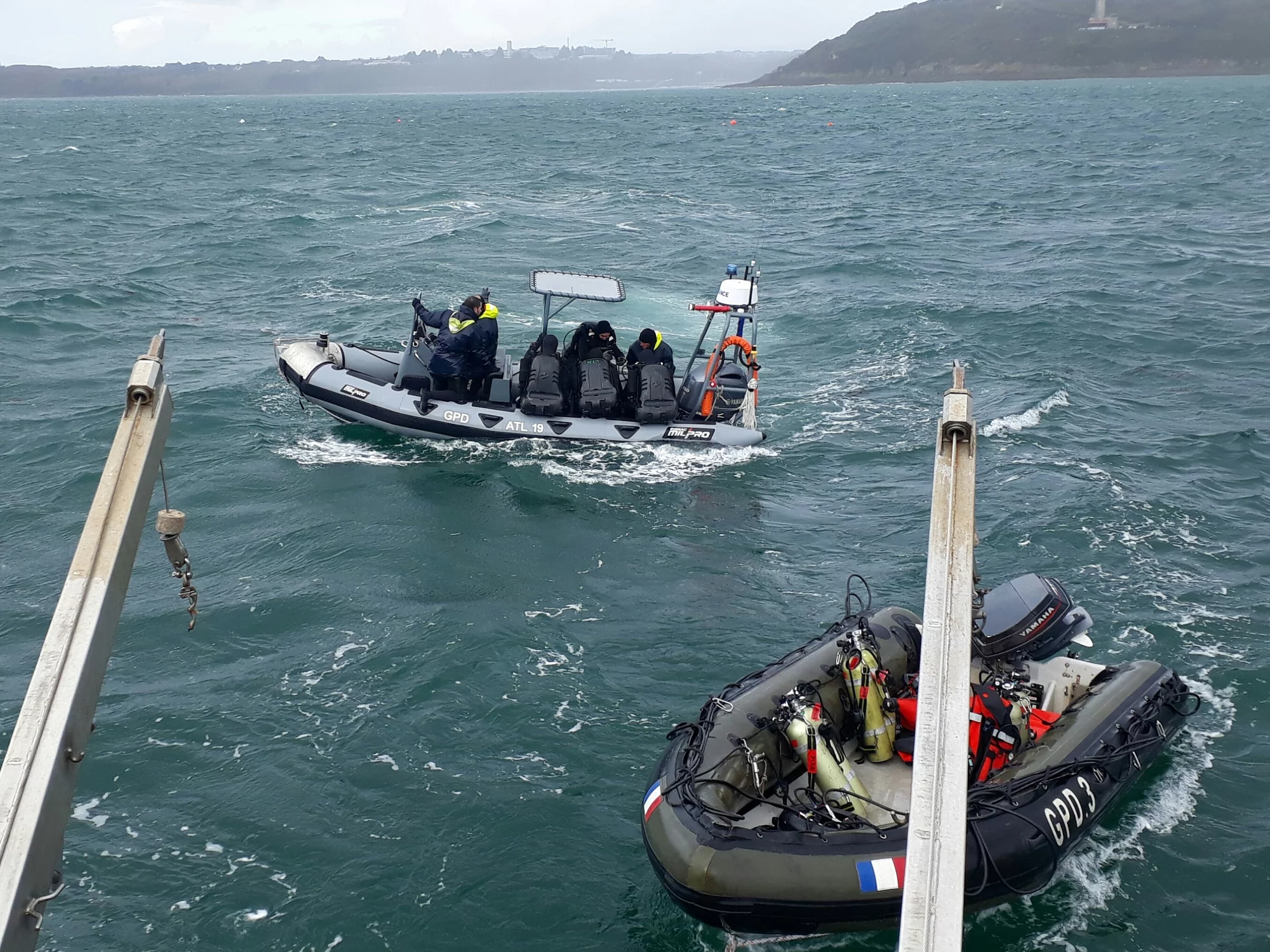 Mise à l'eau de plongeurs-démineurs