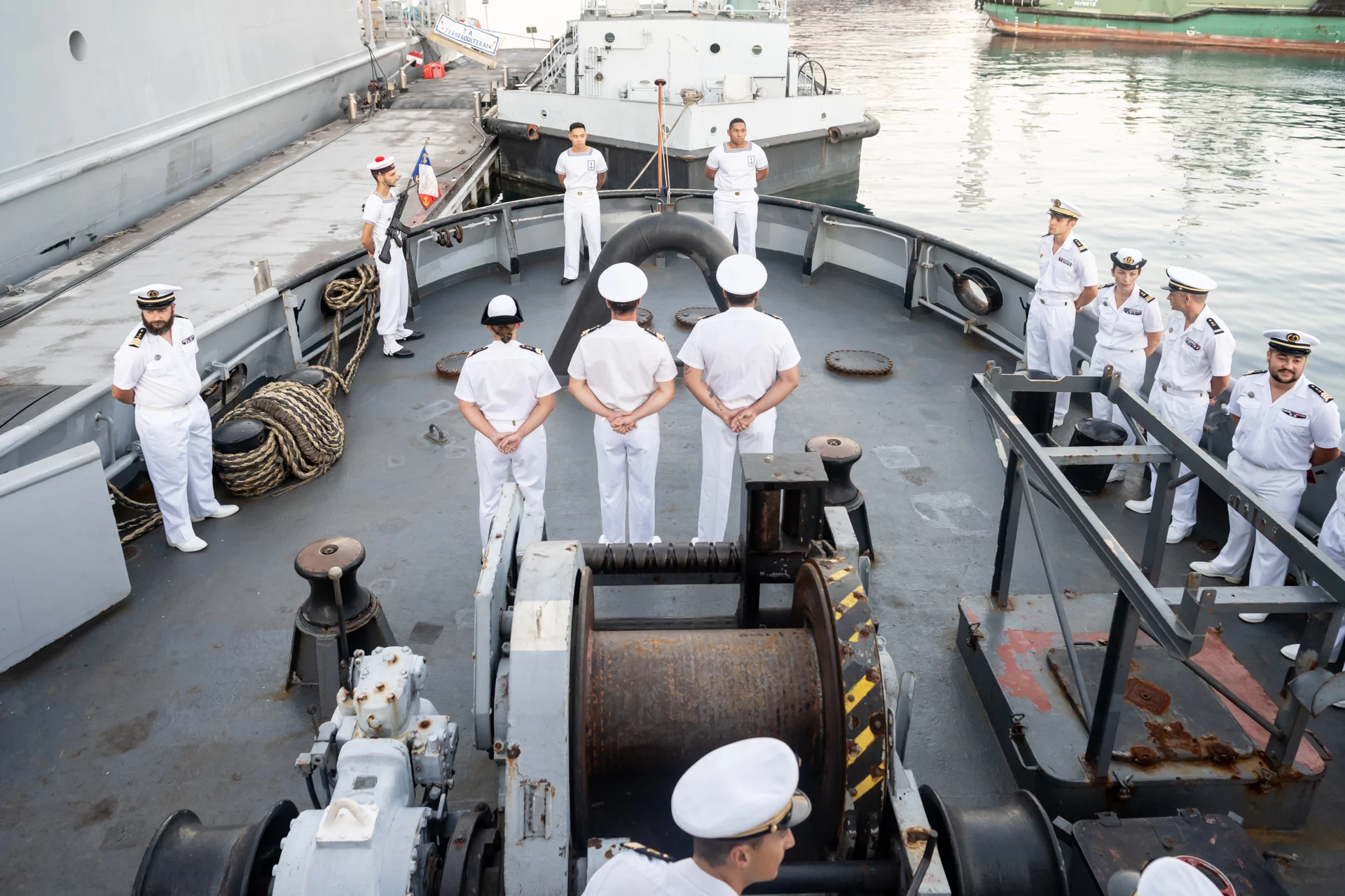 Sernière cérémonie des couleurs à bord du remorqueur Maroa