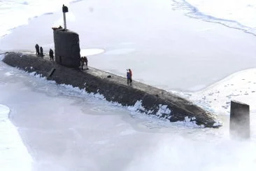 Le Tireless à la surface de la banquise après l'accident