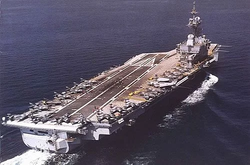 Le porte-avions Charles de Gaulle avec ses avions sur le pont