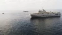 Le porte-hélicoptères amphibie Mistral, la frégate Courbet et un boutre suspect