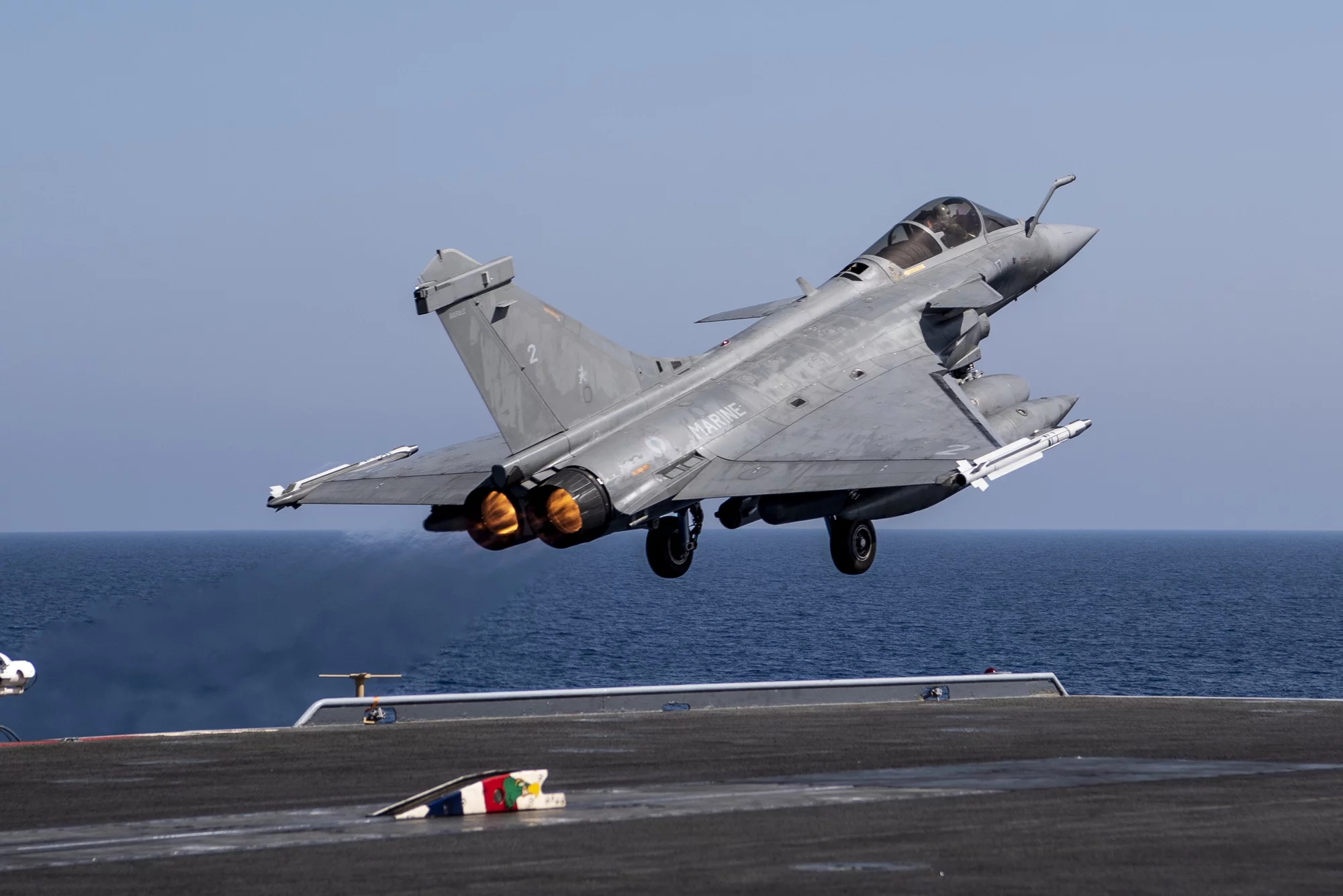 Un Rafale Marine décolle du porte-avions Charles de Gaulle