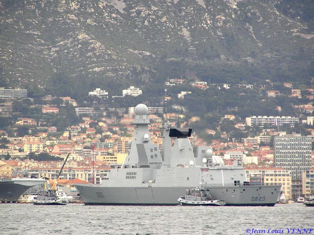 La frégate FORBIN sur fond d'écran toulonnais