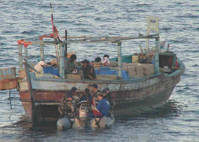 L'équipe de visite du Guépratte se prépare Ã  monter Ã  bord du dhow
