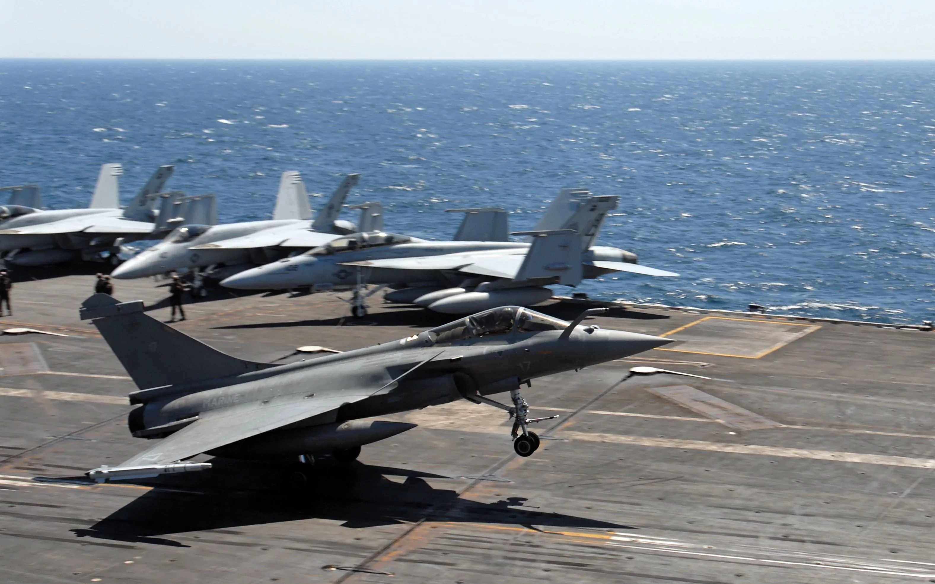 Un Rafale apponte sur le porte-avions USS Truman