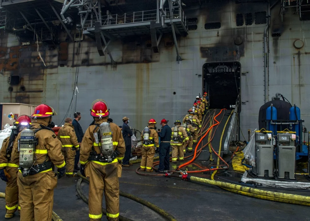 Des pompiers montent à bord de l'USS Bonhomme Richard