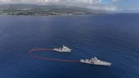 Le patrouilleur outre-mer Auguste Techer et le bâtiment de soutien et d’assistance outre-mer Champlain s'entraînent à la lutte anti-pollution