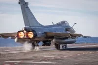 Catapultage d’un Rafale Marine armé d’une AASM 1000 kg