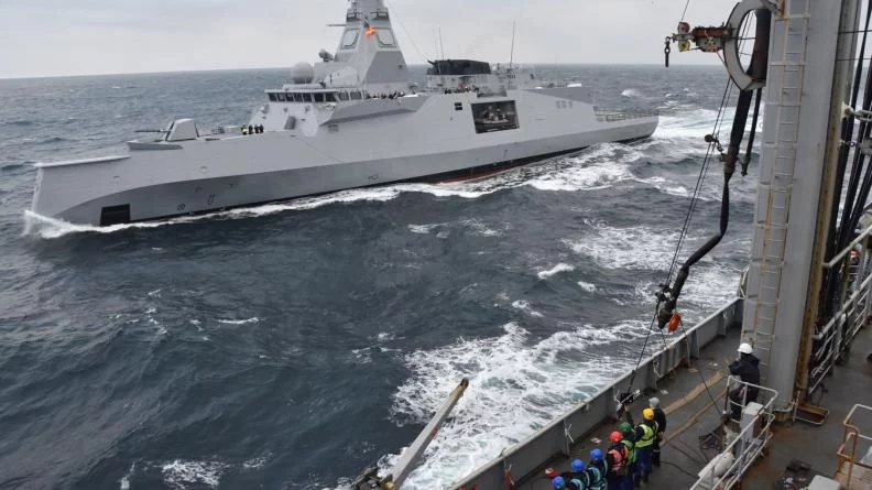 La Somme ravitaille une frégate de défense et d'intervention