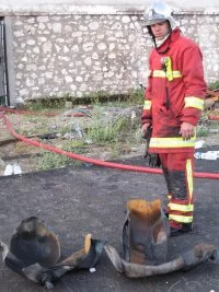 Restes des bouteilles de gaz après explosion