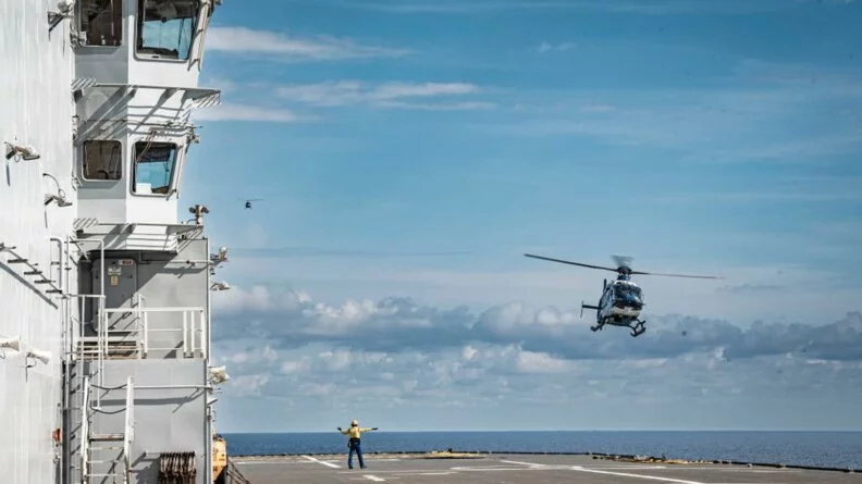 Un hélicoptère EC135 de la gendarmerie se pose sur le porte-hélicoptères Mistral