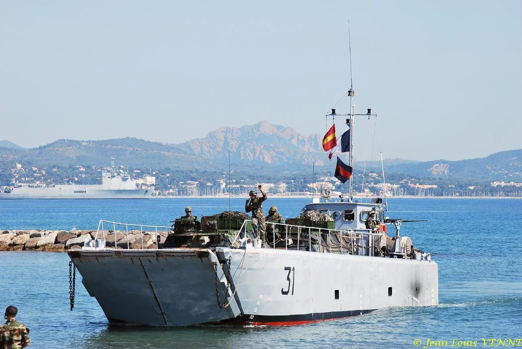 L'engin approche de la plage