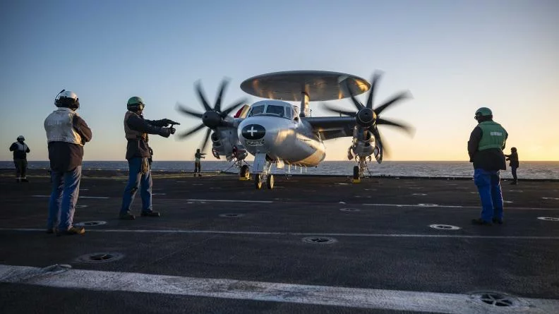 Un avion de guet aérien E2-C Hawkeye sur le pont d'envol du porte-avions Charles de Gaulle