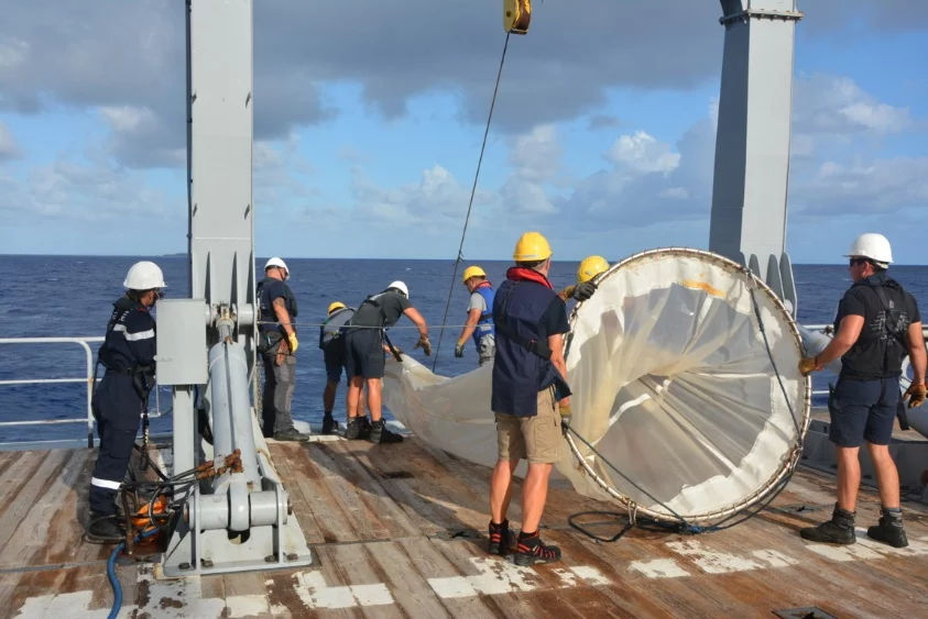 Le Bougainville met à l'eau un filet à plancton