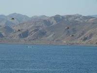 Largage de parachutistes en mer