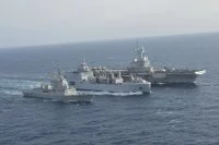 Le bâtiment ravitailleur de forces « Jacques Chevallier » fournit du carburant simultanément au porte-avions « Charles de Gaulle » et à la frégate « Cristóbal Colón »