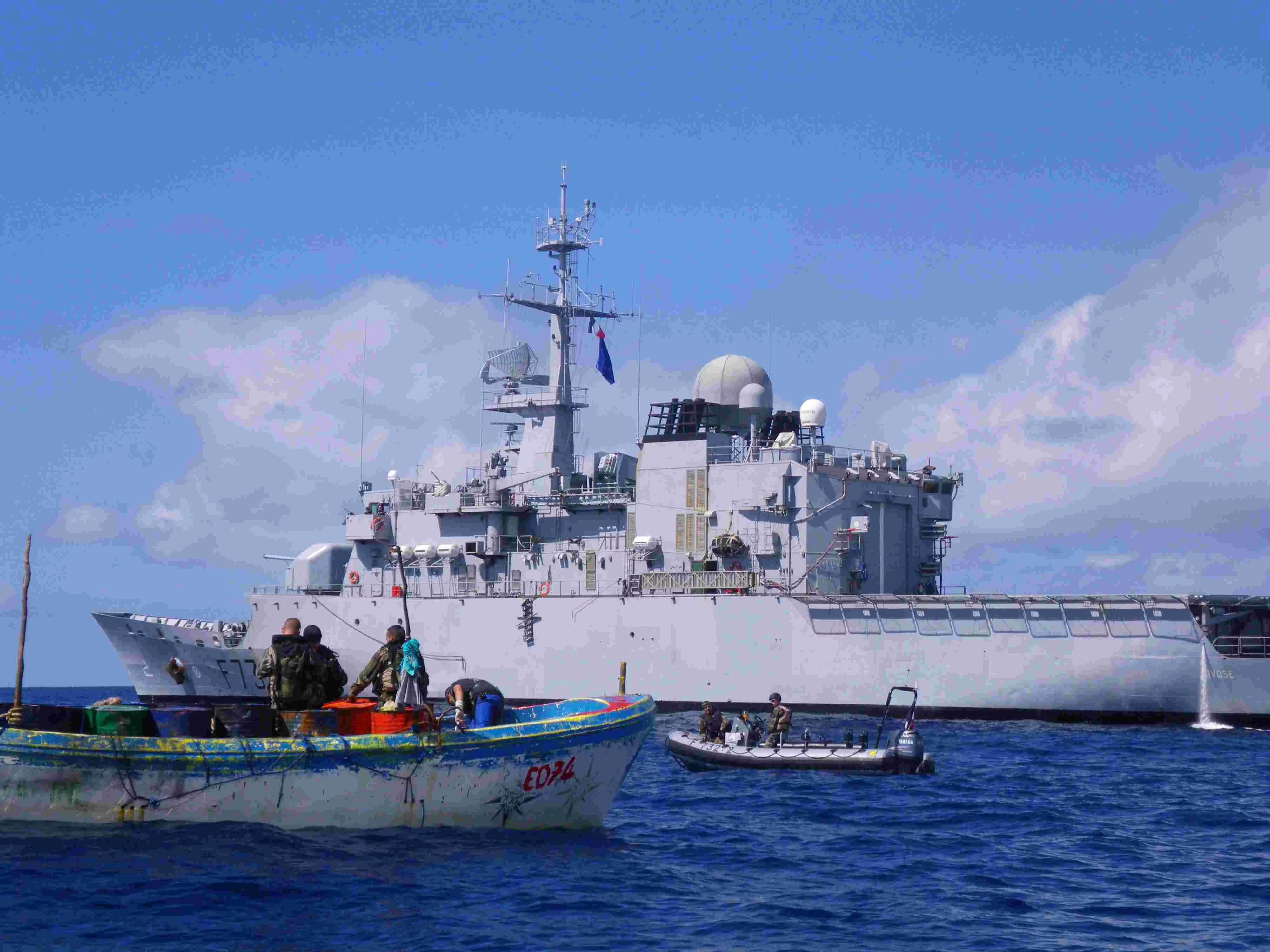 La frégate Nivôse intercepte un groupe de pirates présumés