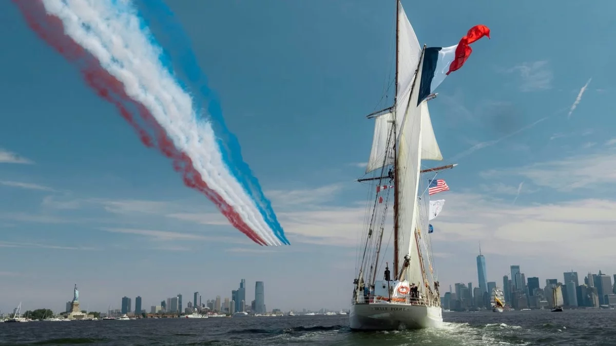 A New-York, la goélette Belle-Poule est survolée par la patrouille de France