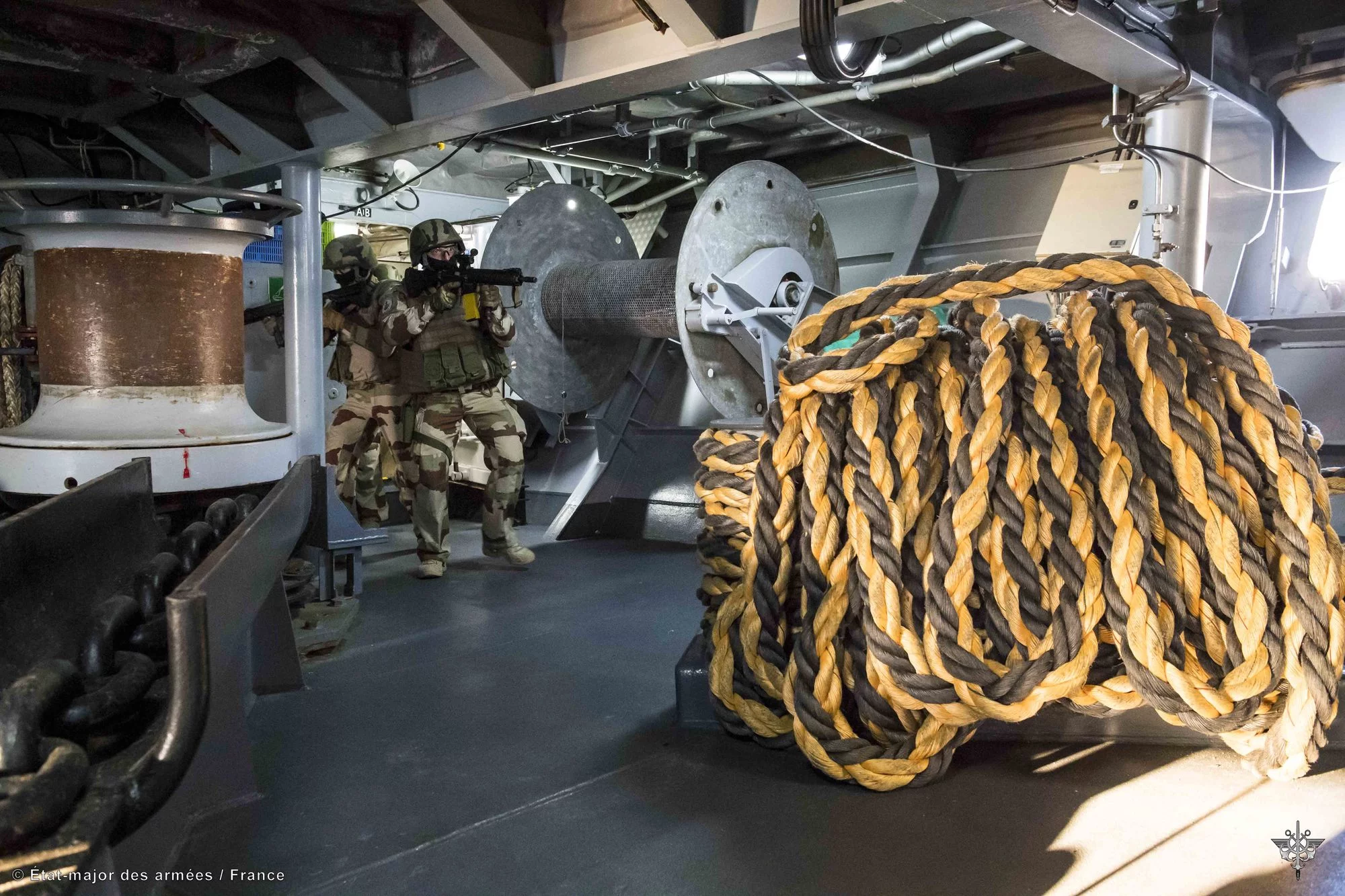 L'Equipe de défense et d'interdiction maritime recherche un individu suspect à bord de la frégate Chevalier Paul