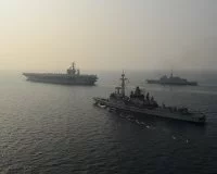 Le porte-avions américain USS Nimitz, la frégate de défense aérienne Jean Bart et la frégate Auvergne dans le golfe Arabo-Persique