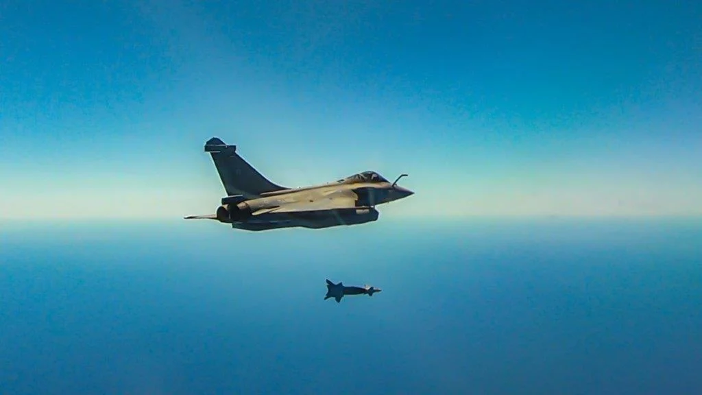 Un chasseur Rafale Marine largue une bombe guidée laser GBU-16 de 500kg