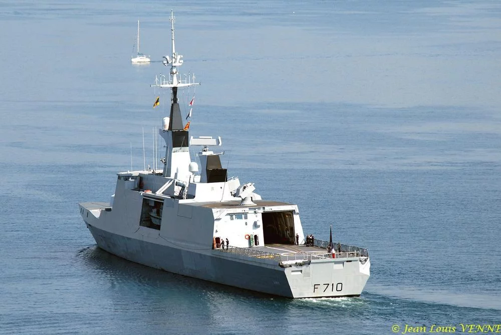 la frégate Lafayette effectue des boucles magnétiques