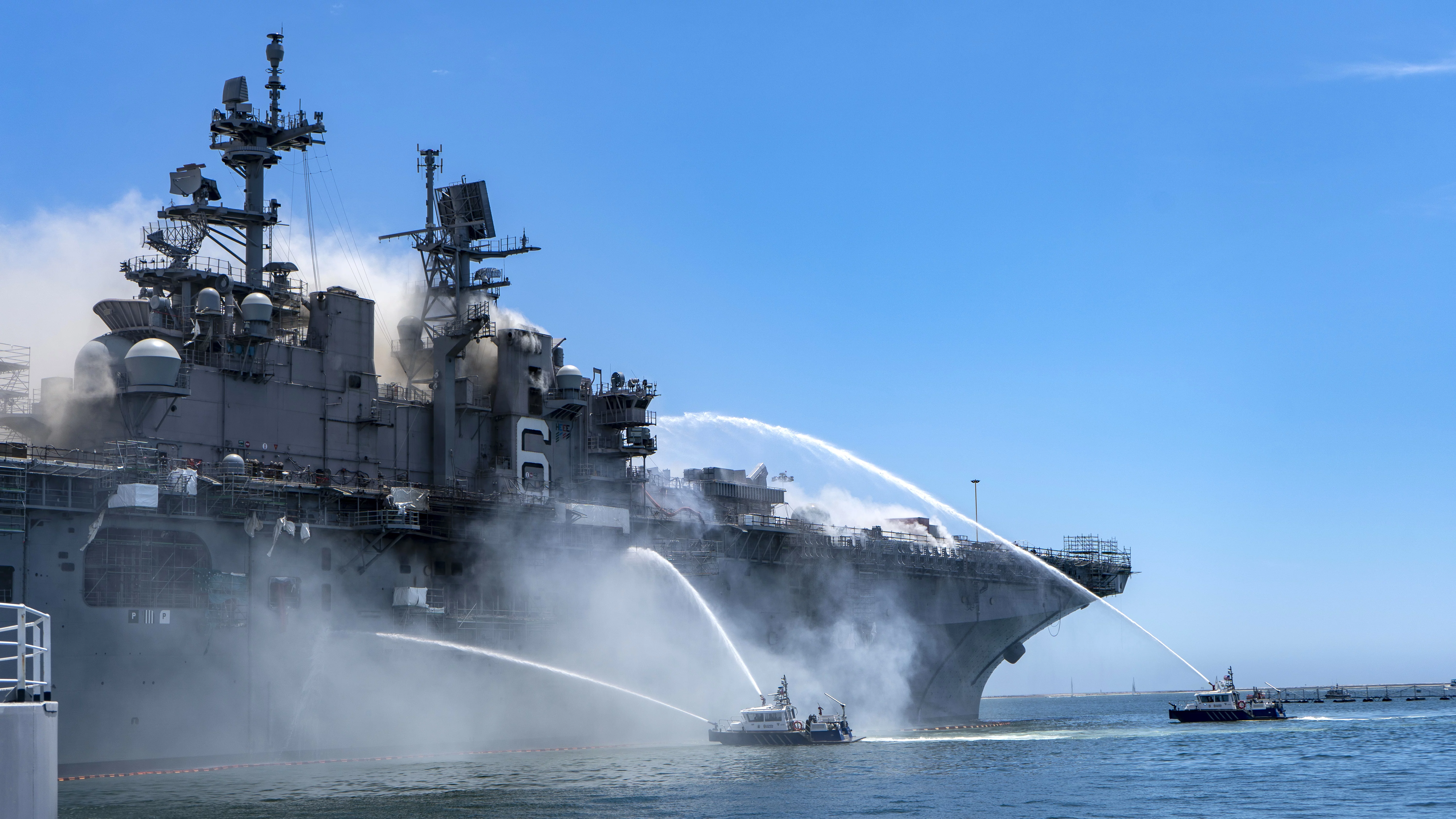 Incendie à bord du navire amphibie américain USS Bonhomme Richard