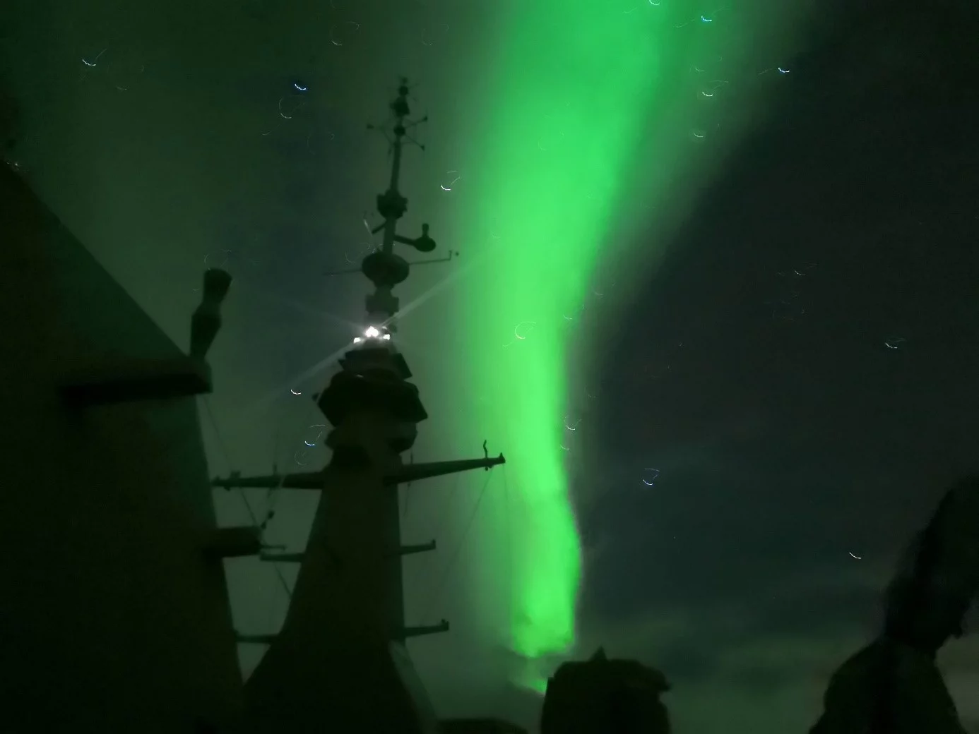 Aurore boréale au-dessus de la frégate Bretagne