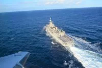 Un avion Falcon 50 de surveillance maritime survole la frégate néo-zélandaise Te Kaha