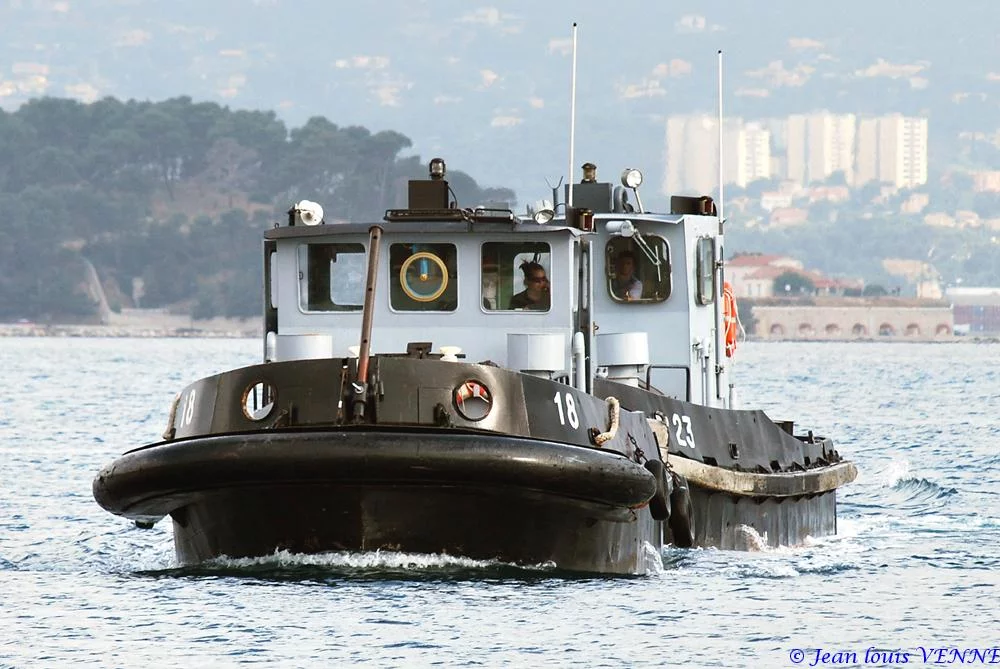 Les pousseurs de la base navale