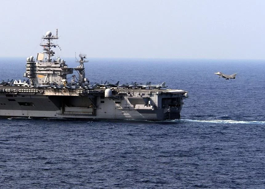 Un Rafale français se prépare à apponter sur le Theodore Roosevelt