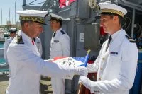 Le vice-amiral d’escadre Coindreau remet le fanion au commandant de l'Achéron