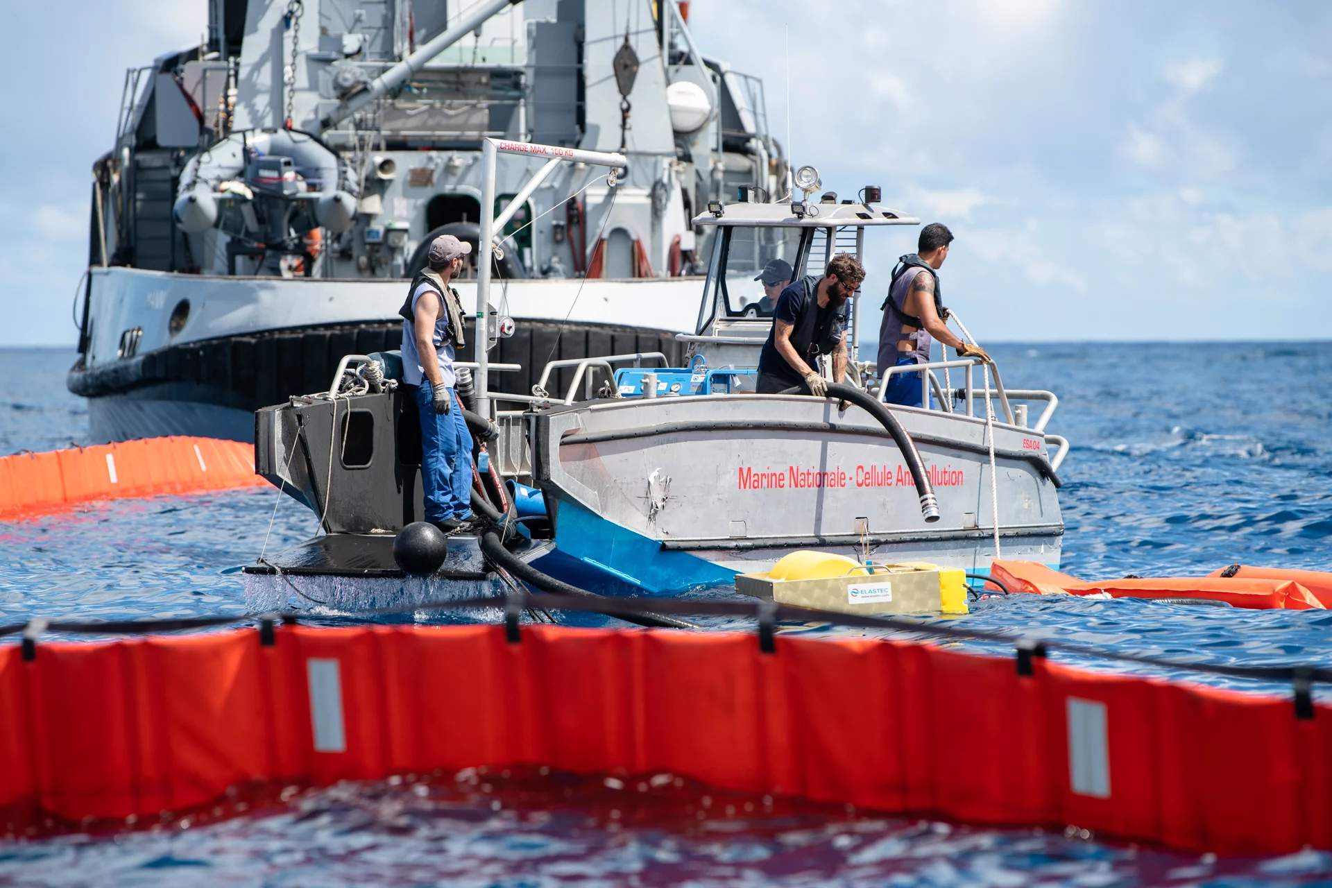 Exercice de lutte anti-pollution au large de Papeete