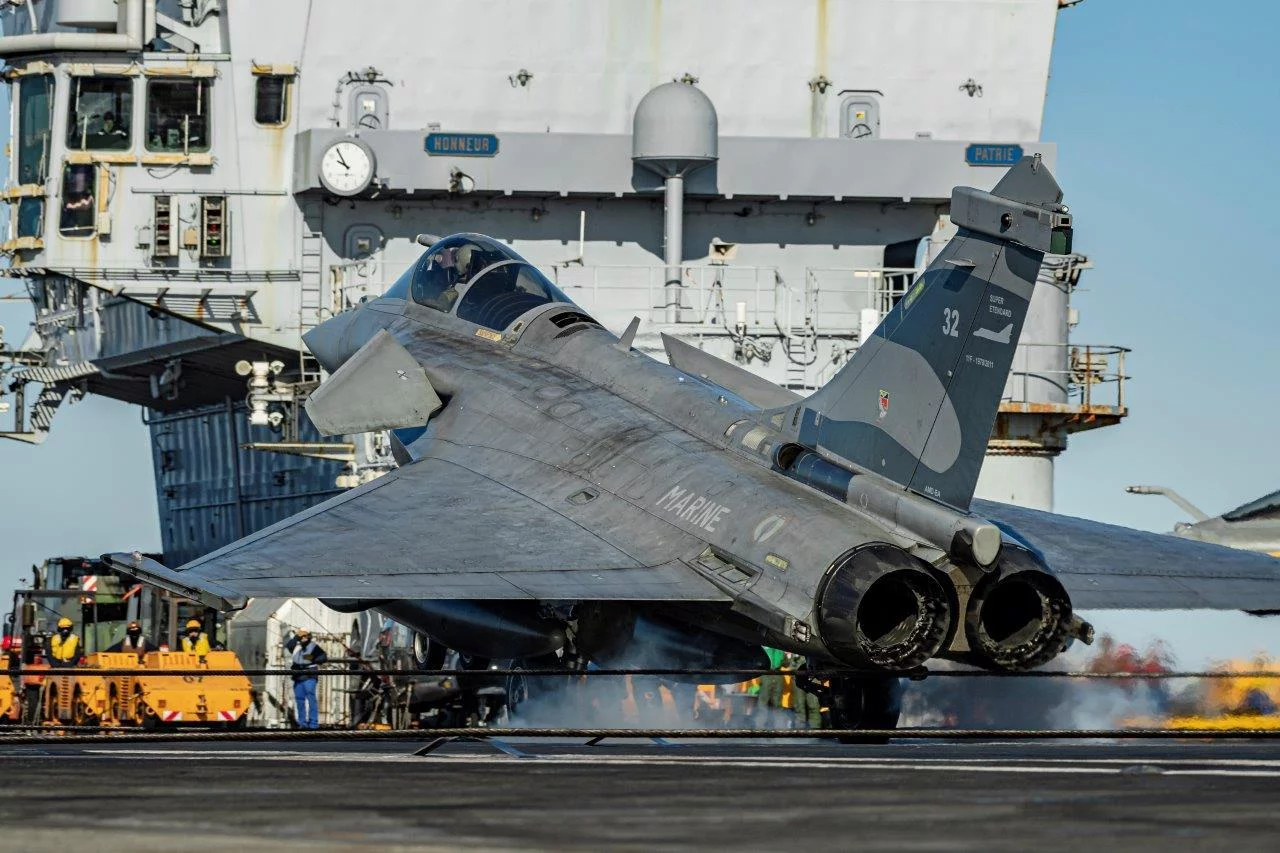 Appontage d'un chasseur Rafale Marine sur le Charles de Gaulle