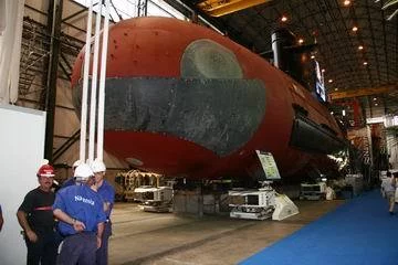 La coque du Scorpène, dans un des halls de fabrication de Navantia