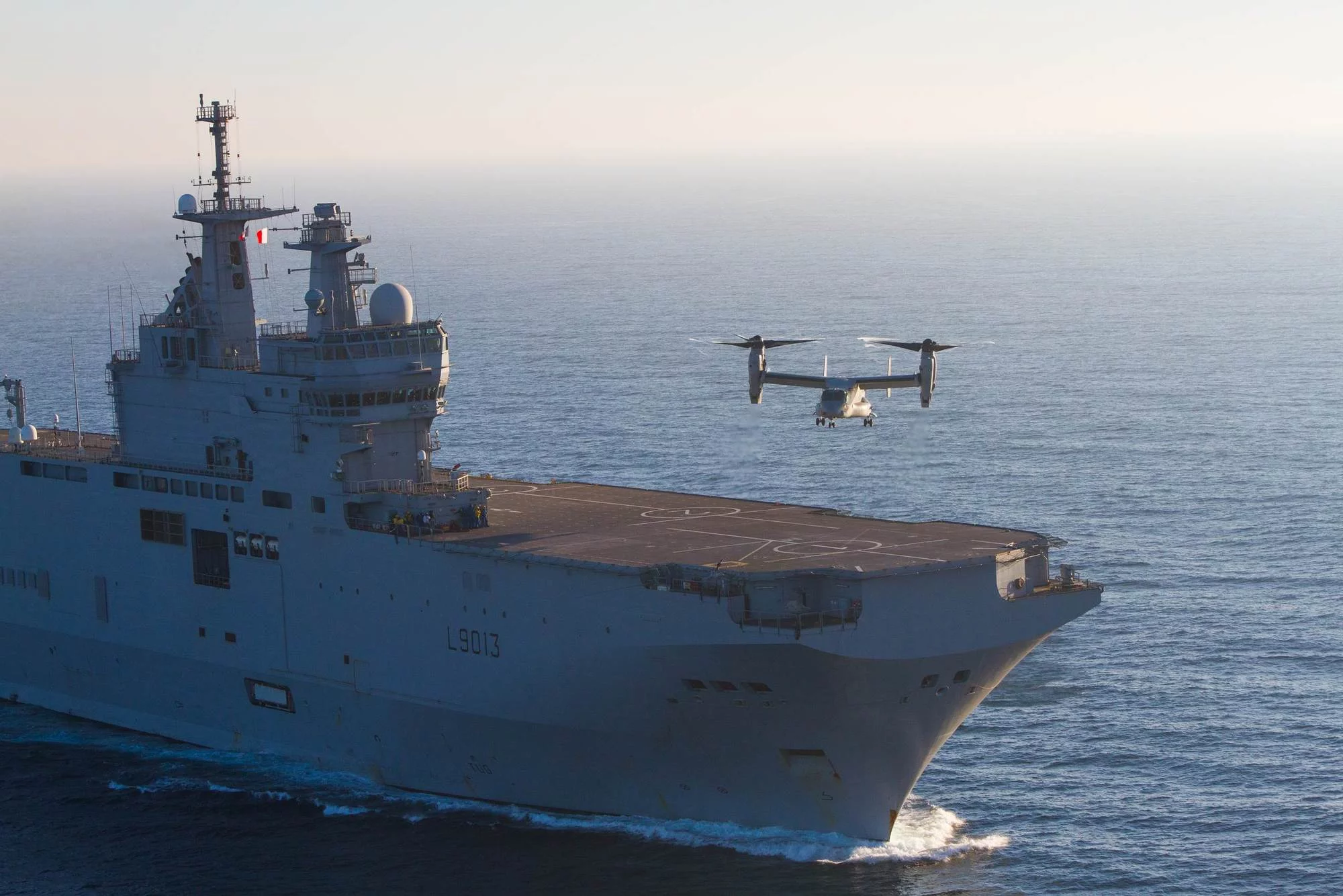 Un aéronef V-22 américain se pose sur le Mistral