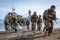 Des militaires mis à terre par un chaland de débarquement