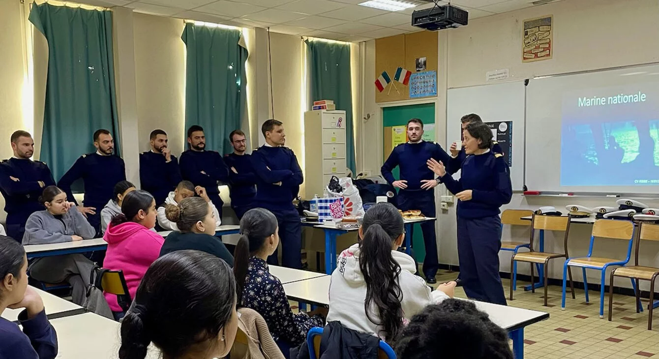 Une délégation de la frégate Languedoc visite le collège Roumanille d’Avignon