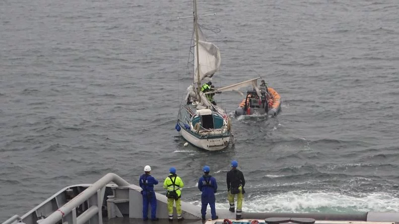 Le Rhône remorque le voilier Rubicon, à la dérive dans le dispositif de séparation du trafic du Pas-de-Calais