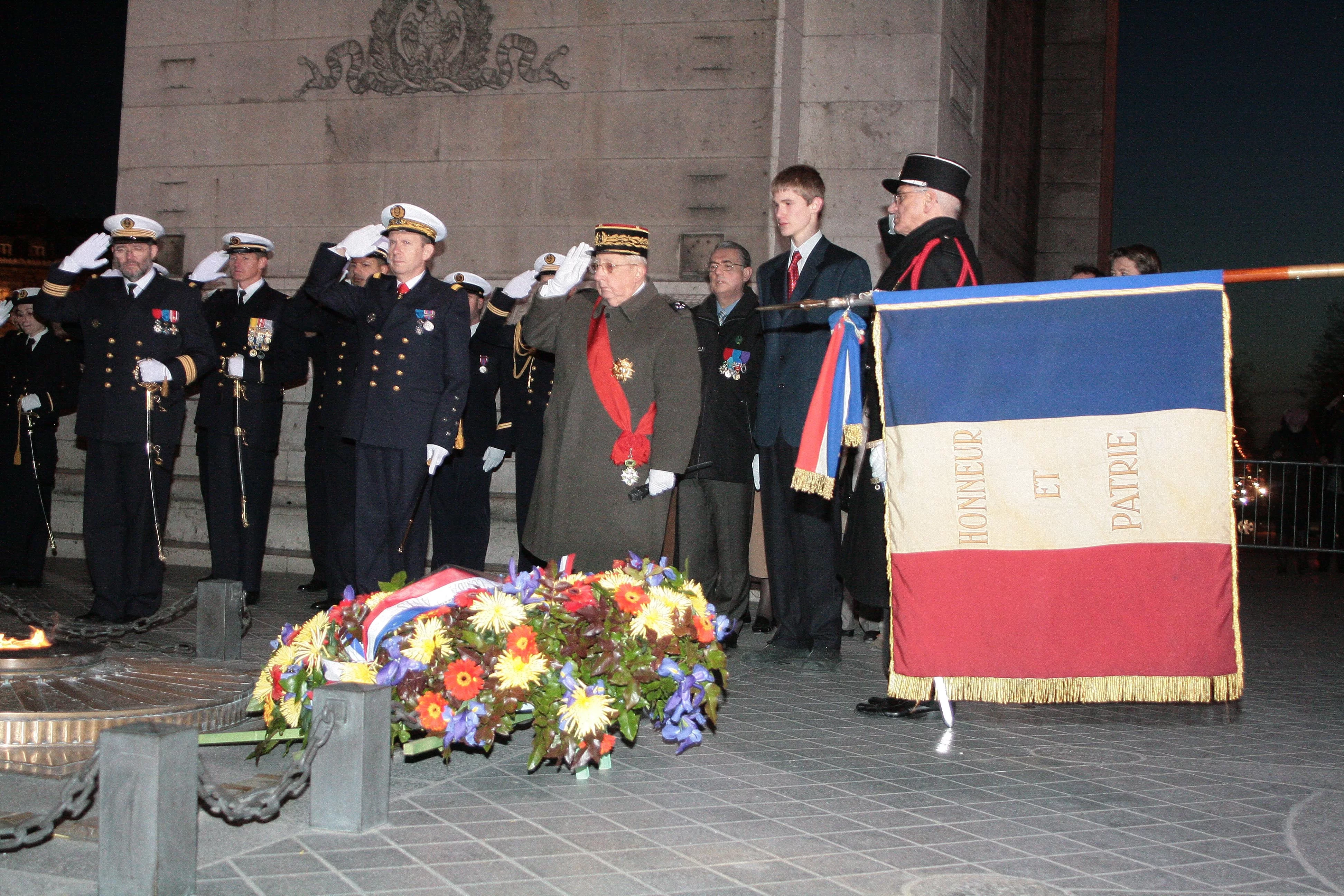L'amiral Forissier rend hommage au soldat inconnu