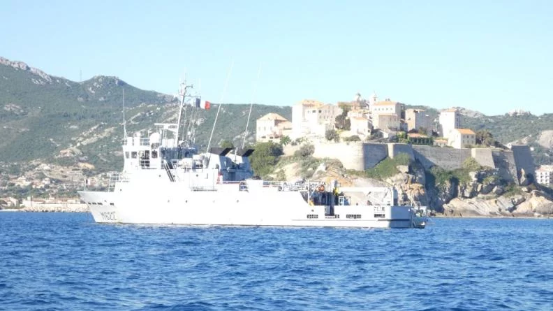 Le bâtiment base de plongeurs démineurs Pluton devant Calvi