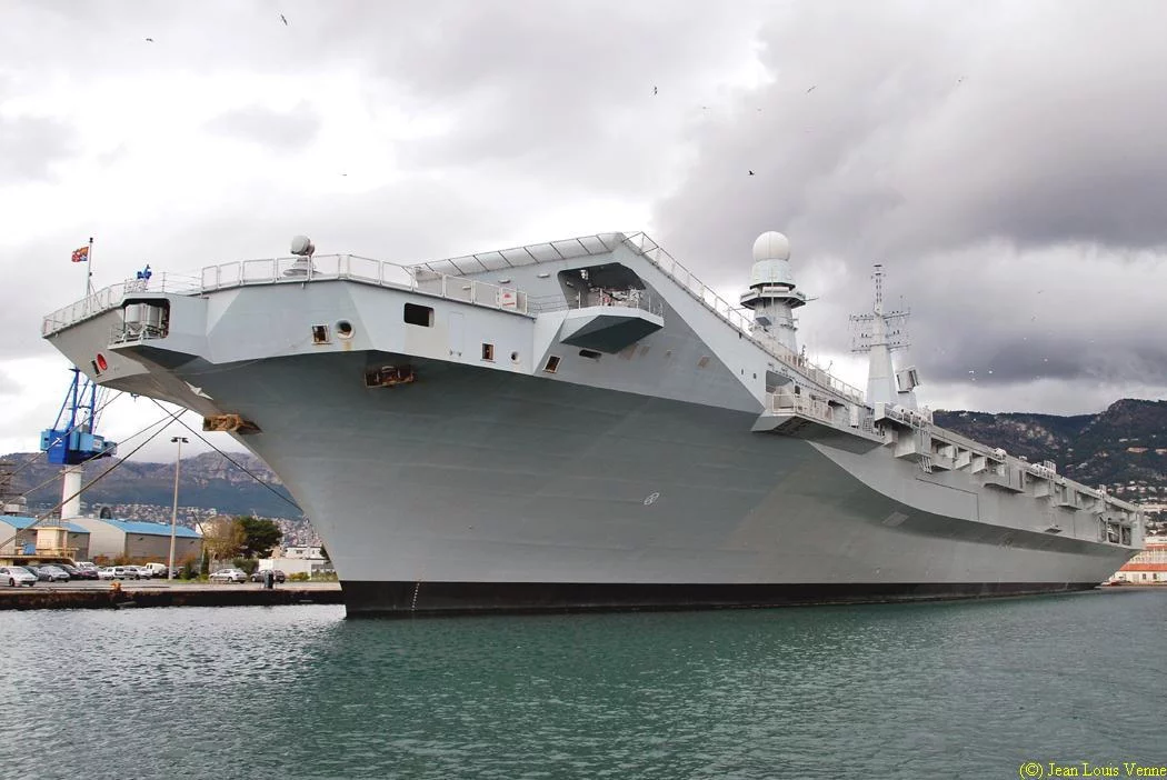 Le porte-aéronefs italien Cavour