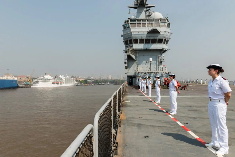 Le BPC Mistral entre dans le port de Mumbai