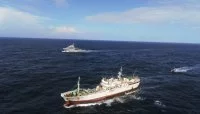 Le bâtiment de soutien Bougainville inspecte un palangrier