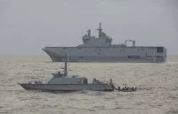 Le BPC Dixmude et un patrouilleur côtier ghanéen