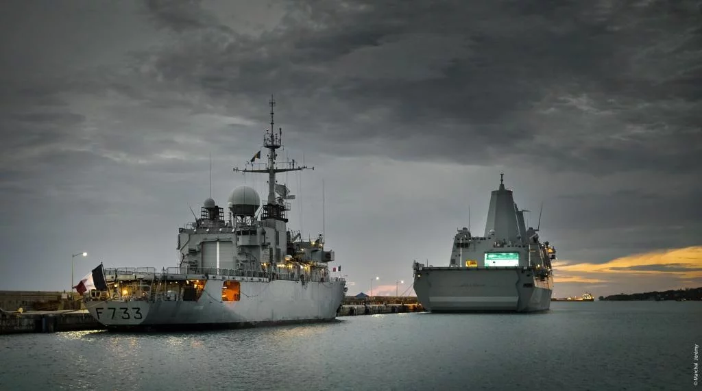 La frégate Ventôse et l'USS John P. Murtha en escale à Bridgetown (La Barbade)